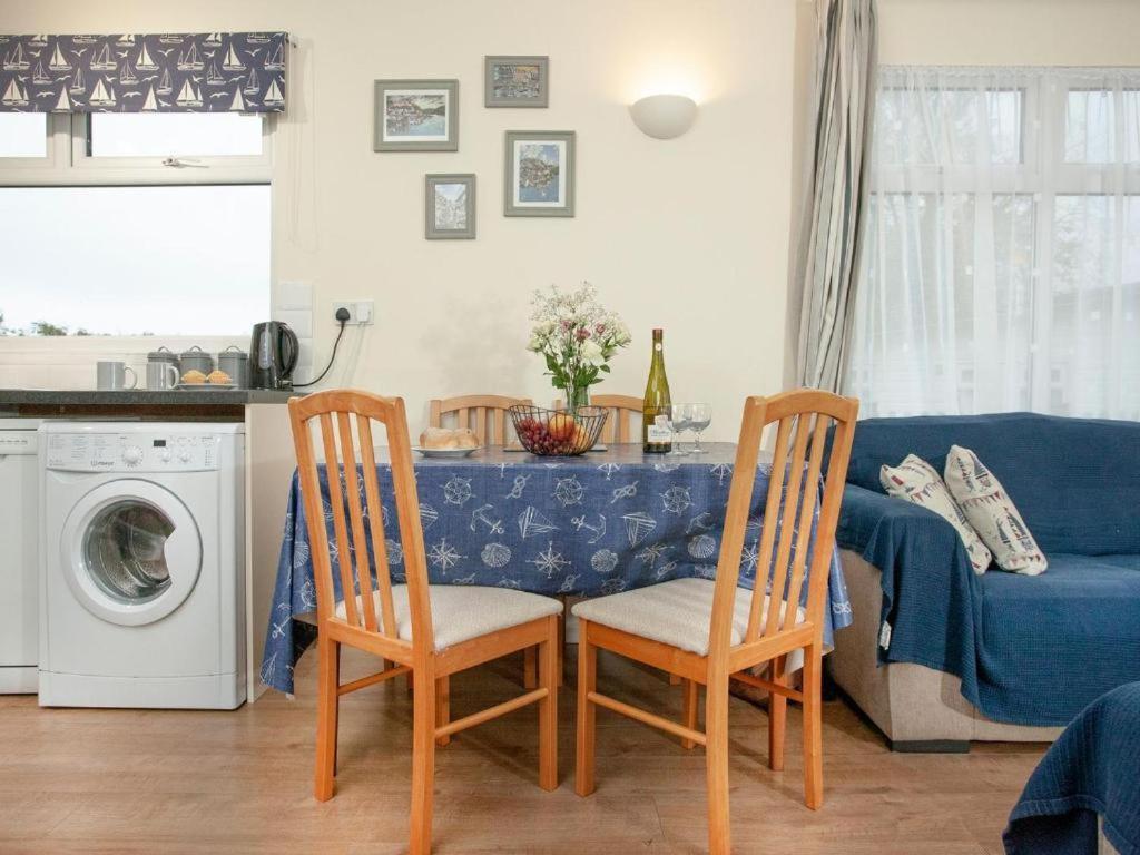 Sunnydaze-Detached Chalet With 2 Bedrooms And 2 Bathrooms And Private Parking Outside Door Dartmouth Exteriör bild