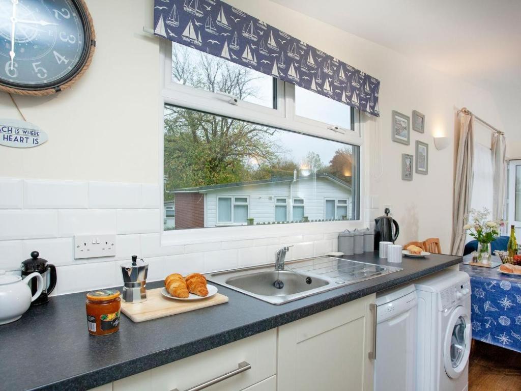 Sunnydaze-Detached Chalet With 2 Bedrooms And 2 Bathrooms And Private Parking Outside Door Dartmouth Exteriör bild