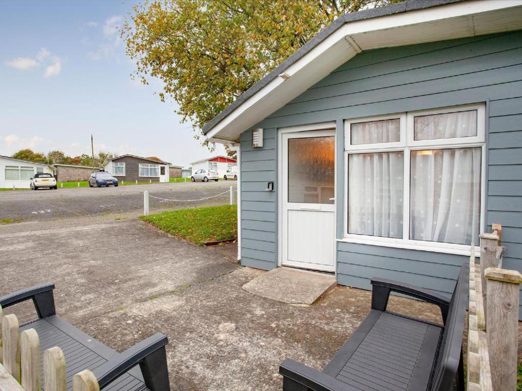 Sunnydaze-Detached Chalet With 2 Bedrooms And 2 Bathrooms And Private Parking Outside Door Dartmouth Exteriör bild
