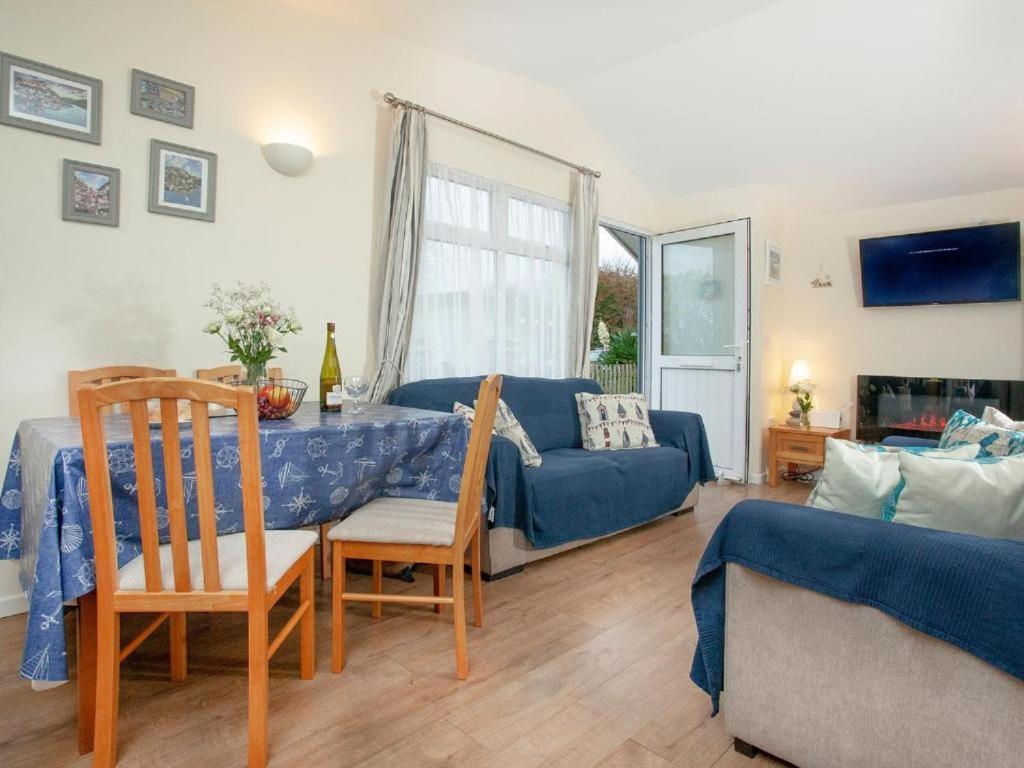 Sunnydaze-Detached Chalet With 2 Bedrooms And 2 Bathrooms And Private Parking Outside Door Dartmouth Exteriör bild